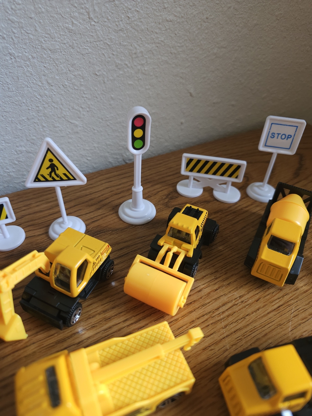 Construction Vehicle Lot Of 12 & Road Signs 2.5 Inch Diecast Plastic - Picture 10 of 13